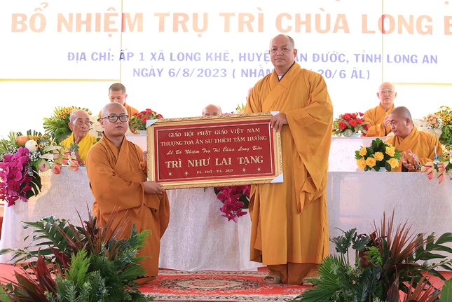 Thượng tọa Thích Tâm Hướng, Phó Thường trực Ban Trị sự GHPGVN H.Cần Đước tặng quà chúc mừng Thượng tọa Thích Tâm Hướng, Phó Thường trực Ban Trị sự GHPGVN H.Cần Đước tặng quà chúc mừng