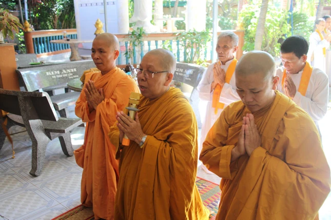 Ni sư Thích nữ Hiền Liên niệm ân phái đoàn