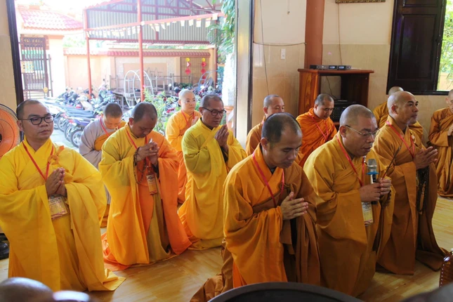 Đoàn niêm hương bạch Phật