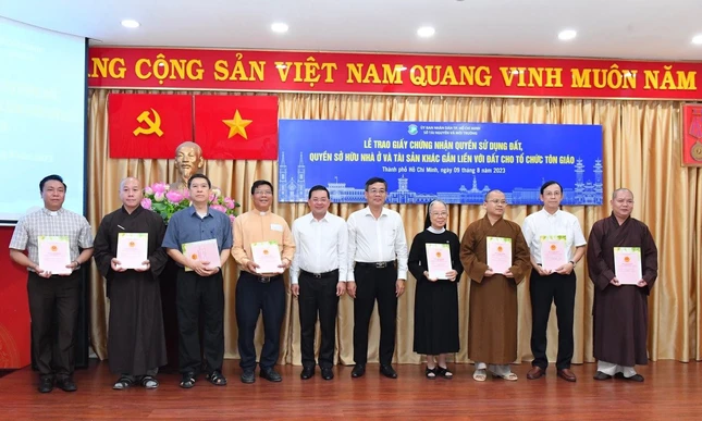 Giám đốc Sở Tài nguyên &amp; Môi trường TP.HCM Nguyễn Toàn Thắng và Phó Giám đốc Sở Nội vụ kiêm Trưởng ban Tôn giáo TP.HCM Nguyễn Duy Tân trao Giấy chứng nhận quyền sử dụng đất cho các tổ chức tôn giáo