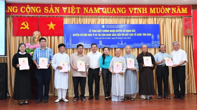 Ông Nguyễn Toàn Thắng và Phó Chủ tịch Ủy ban MTTQVN TP.HCM Phan Kiều Thanh Hương trao Giấy chứng nhận quyền sử dụng đất cho các tổ chức tôn giáo