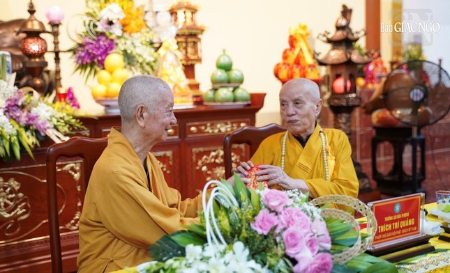 Đức Pháp chủ cúng dường Trường lão Hoà thượng Phó Pháp chủ, Chánh Thư ký Hội đồng Chứng minh, Đường chủ trường hạ tập trung Đại Thành