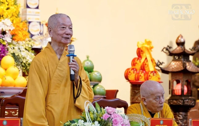 Đức Pháp chủ chia sẻ pháp thoại với Tăng Ni, Phật tử