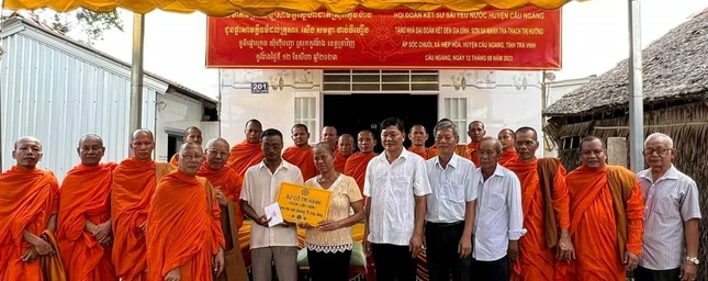 Huyện hội tặng nhà Đại đoàn kết đến gia đình ông Sơn Sa Manh Tha (ấp Sóc Chuối, X.Hiệp Hòa)