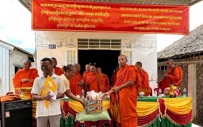 Tặng quà đến gia đình