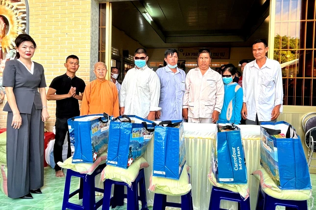 Bà con khiếm thị đến nhận quà tại tịnh xá Ngọc Quang