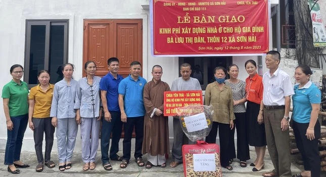 Đại đức Thích Tâm Ngọc cùng lãnh đạo X.Sơn Hải trao bảng tượng trưng số tiền 50 triệu đồng đến gia đình bà Lưu Thị Đàn