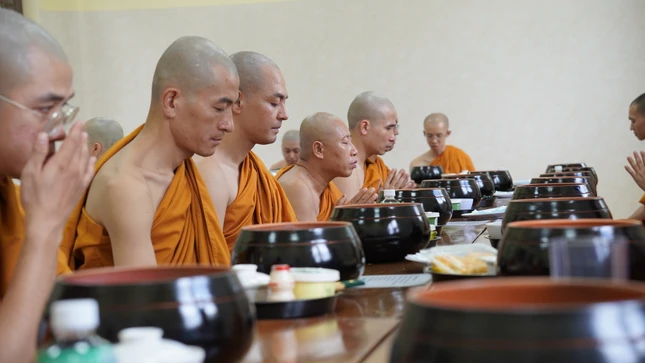 Dùng cơm trong chánh niệm - Ảnh: Tổ đình Bửu Long Dùng cơm trong chánh niệm - Ảnh: Tổ đình Bửu Long