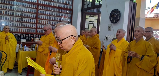 Chư tôn giáo phẩm thắp hương tưởng niệm