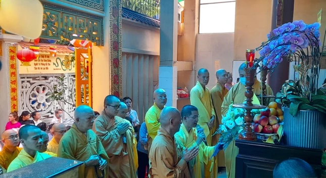 Đại diện môn đồ pháp quyến dâng lời tác bạch