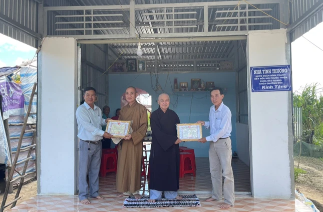 Trao bảng tri ân đến chư tôn đức hỗ trợ xây dựng nhà tình thương