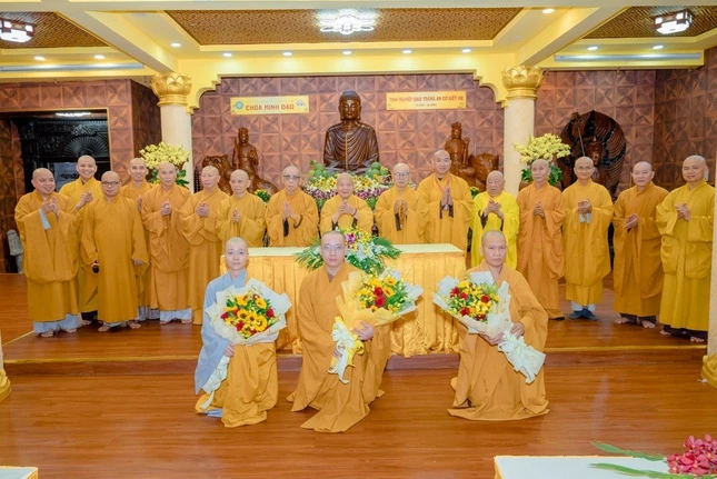 Tặng hoa khen thưởng đến chư Tăng Ni đạt thành tích cao trong hội thi diễn giảng cấp TP