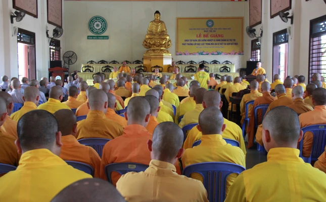 Quan cảnh lễ bế giảng