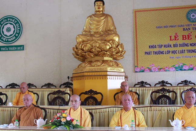 Chư tôn đức chứng minh lễ bế giảng