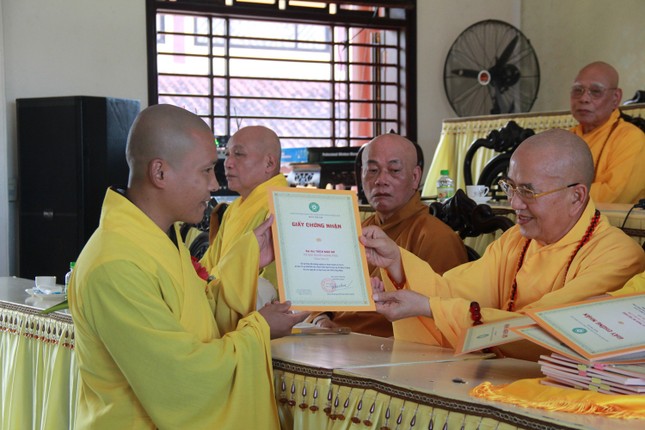 Trao chứng chỉ đến học viên hoàn thành khóa học