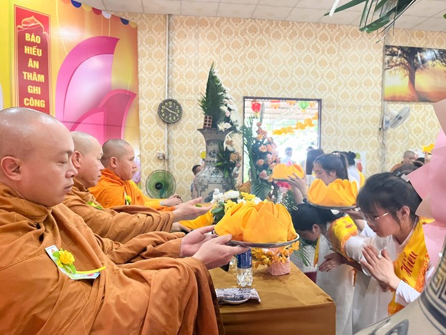 Dâng pháp y cúng dường