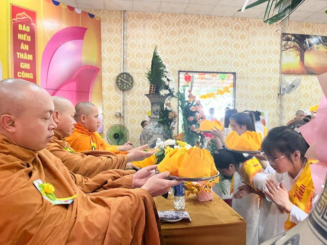 Dâng pháp y cúng dường Dâng pháp y cúng dường