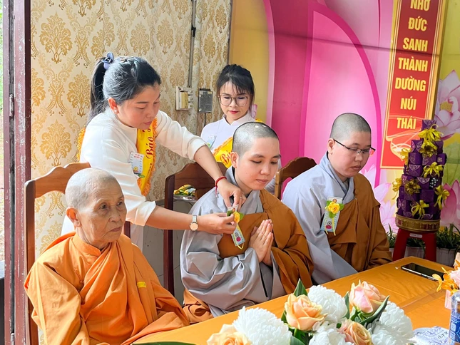 Nghi thức cài hoa hồng Nghi thức cài hoa hồng