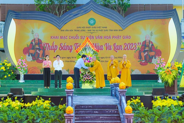 Tặng hoa chúc mừng