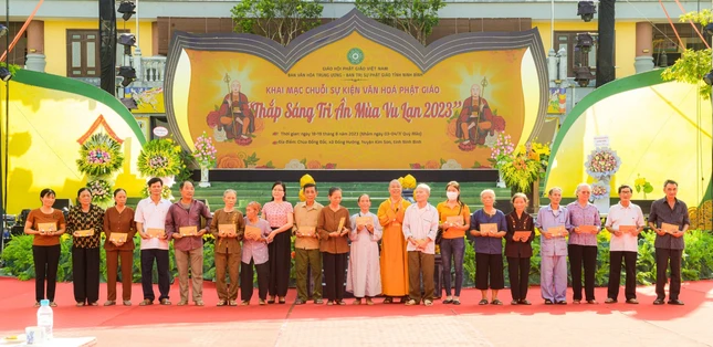 Trao quà đến các hoàn cảnh khó khăn