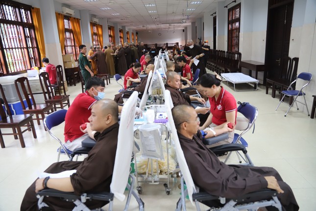 Có 300 Tăng Ni tham gia hiến máu cứu người