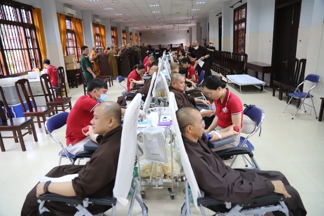 Có 300 Tăng Ni tham gia hiến máu cứu người Có 300 Tăng Ni tham gia hiến máu cứu người