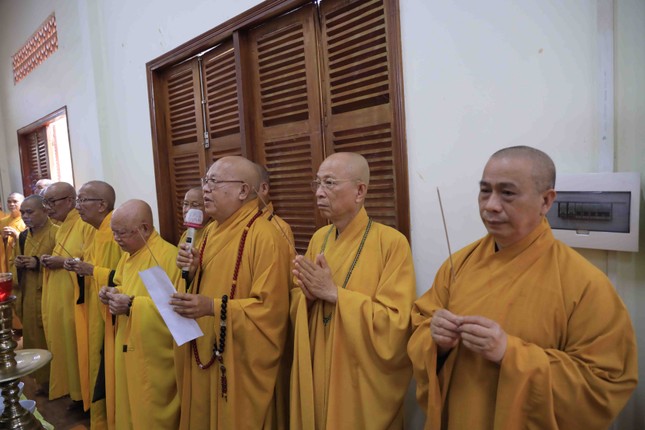 .Chư tôn đức thắp hương tưởng niệm cố Hòa thượng Thích Huệ Hiển .Chư tôn đức thắp hương tưởng niệm cố Hòa thượng Thích Huệ Hiển