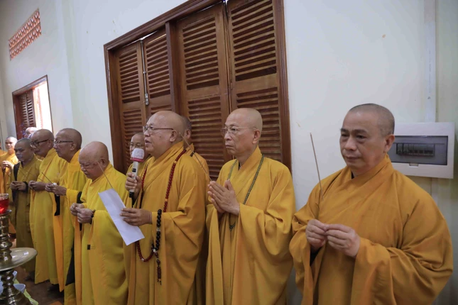 .Chư tôn đức thắp hương tưởng niệm cố Hòa thượng Thích Huệ Hiển