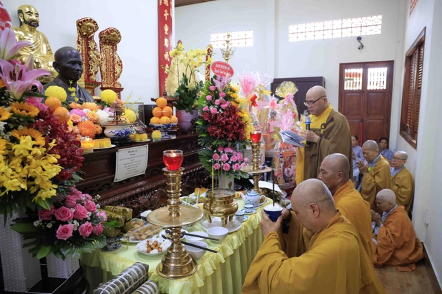 Dâng phạn thực cúng dường ân sư