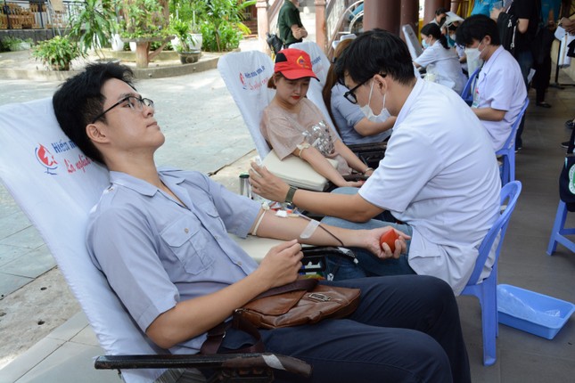 Hiến máu tình nguyện "Một giọt máu cho đi, một cuộc đời ở lại"