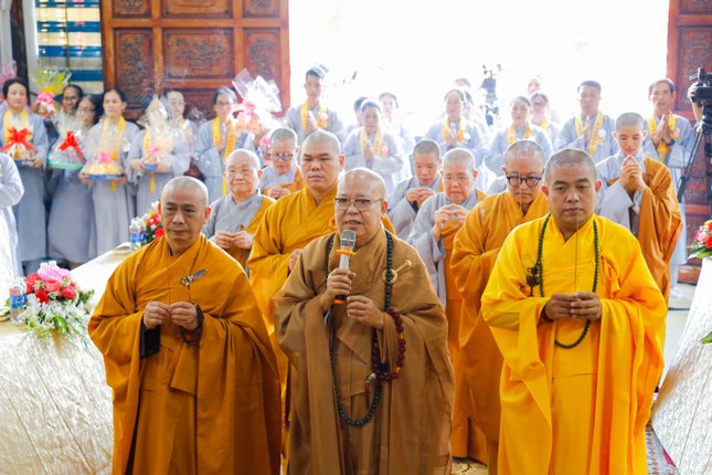 Chư tôn đức niêm hương bạch Phật