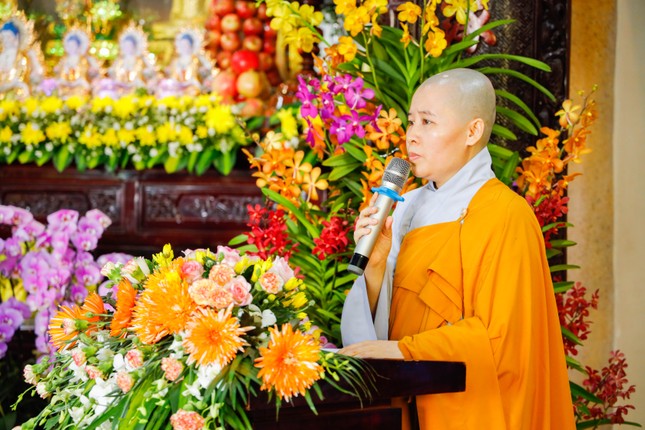 Sư cô Thích nữ Như Pháp dẫn chương trình