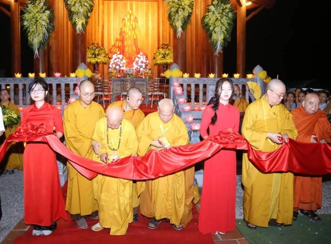 Cắt băng khánh thành điện Quan Âm