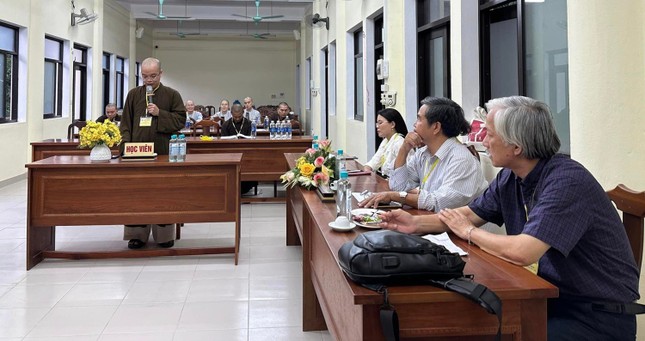 Học viên Thích Pháp Hiền trình bày đề tài "Chùa Ấn Tôn - Từ Đàm qua các thời kỳ lịch sử Phật giáo xứ Huế"