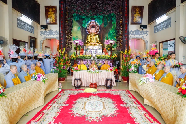 Phật tử nhiễu y cúng dường chư tôn đức