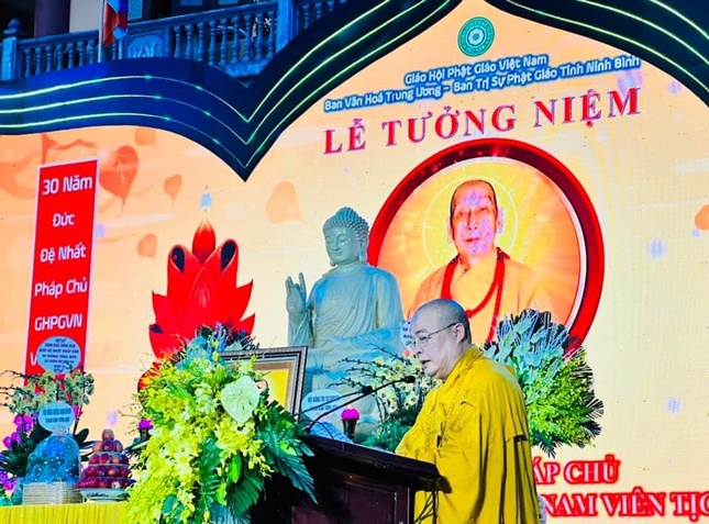 Hòa thượng Thích Thanh Nhiễu cung tuyên tiểu sử của Đức Đệ nhất Pháp chủ GHPGVN