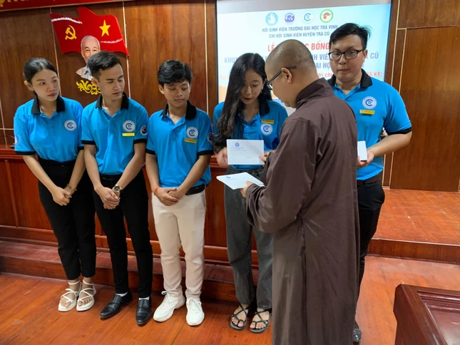 Đại đức Thích Nguyên Đạt, trụ trì chùa Hàn Sơn trao học bổng đến các bạn sinh viên Đại đức Thích Nguyên Đạt, trụ trì chùa Hàn Sơn trao học bổng đến các bạn sinh viên