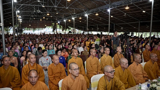 Đông đảo hội chúng tham dự