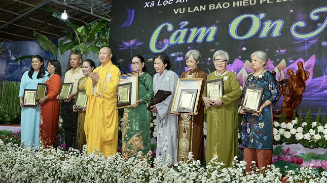 Trao Bằng công đức đến các Phật tử Trao Bằng công đức đến các Phật tử