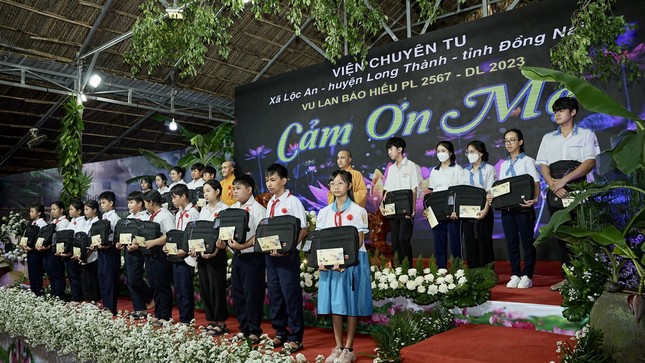 Trao học bổng đến các em học sinh, sinh viên mồ côi Trao học bổng đến các em học sinh, sinh viên mồ côi