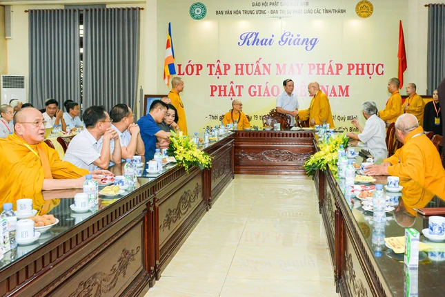 Lớp tập huấn may pháp phục Phật giáo VN