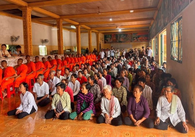 Người dân đến nhận quà tại chùa Prom Người dân đến nhận quà tại chùa Prom