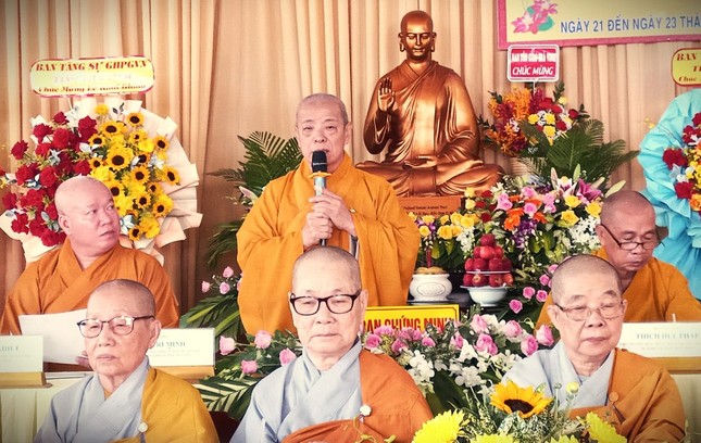 Hòa thượng Thích Trí Minh ban đạo từ Hòa thượng Thích Trí Minh ban đạo từ