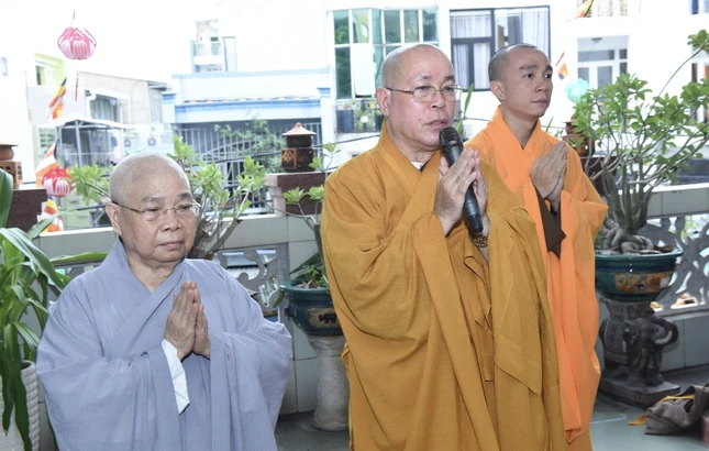 Thượng tọa Thích Đạt Đức dâng lời tác bạch Thượng tọa Thích Đạt Đức dâng lời tác bạch