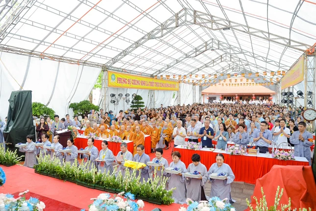 Đại diện Phật tử tác bạch cúng dường