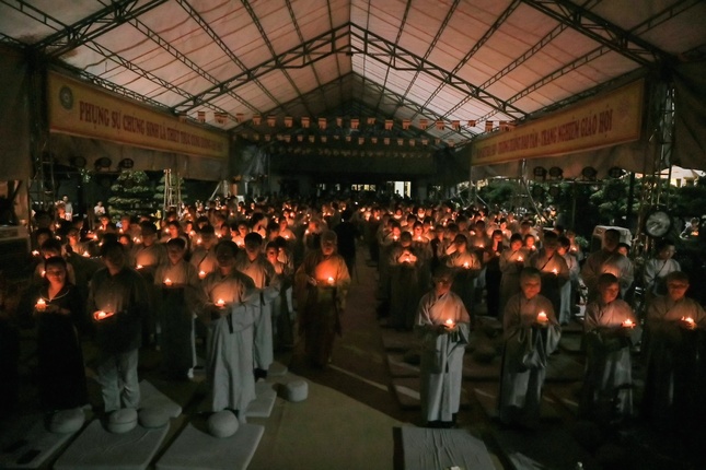 Thắp sáng những ngọn nến lung linh hướng về nguồn cội