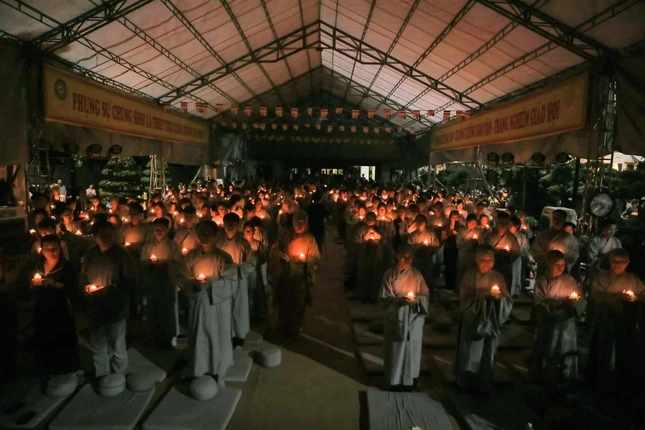 Thắp sáng những ngọn nến lung linh hướng về nguồn cội