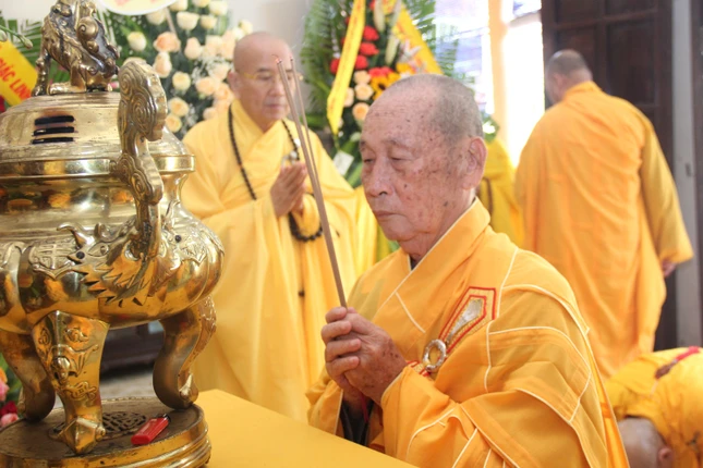 Trưởng lão Hòa thượng Thích Lưu Hòa niêm hương tưởng niệm Trưởng lão Hòa thượng Thích Lưu Hòa niêm hương tưởng niệm