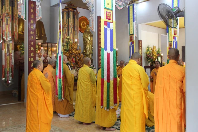 Lễ cúng ngọ tại chánh điện chùa Linh Quang Lễ cúng ngọ tại chánh điện chùa Linh Quang