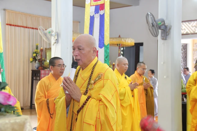 Hòa thượng Thích Phước Minh, sám chủ lễ cúng ngọ Hòa thượng Thích Phước Minh, sám chủ lễ cúng ngọ